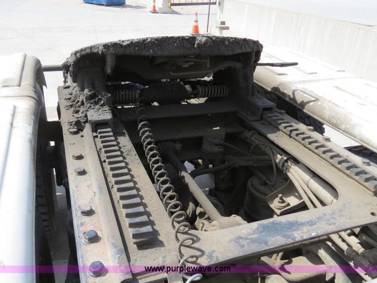 image for item B4895 2004 Kenworth T800 semi truck