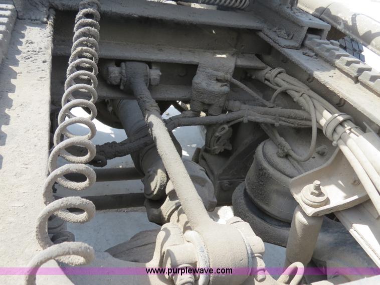 image for item B4895 2004 Kenworth T800 semi truck