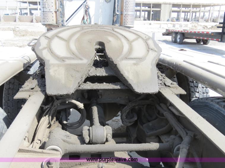 image for item B4895 2004 Kenworth T800 semi truck