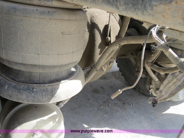 image for item B4895 2004 Kenworth T800 semi truck