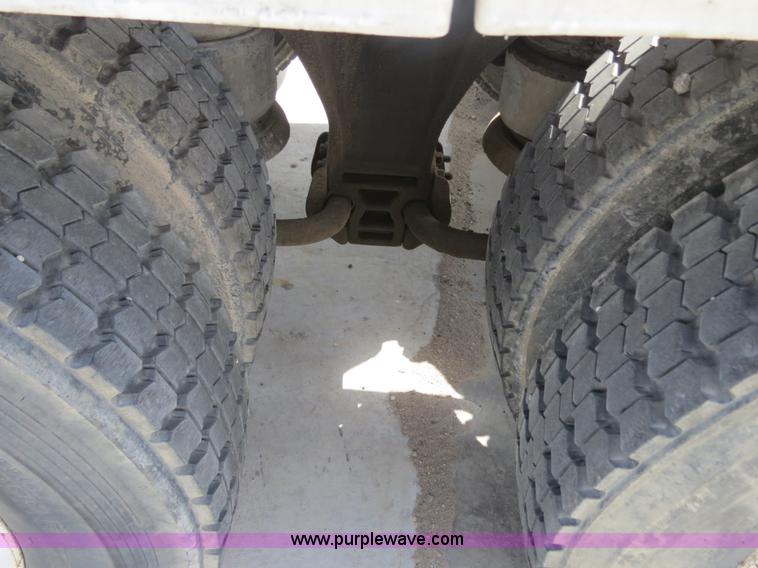 image for item B4895 2004 Kenworth T800 semi truck