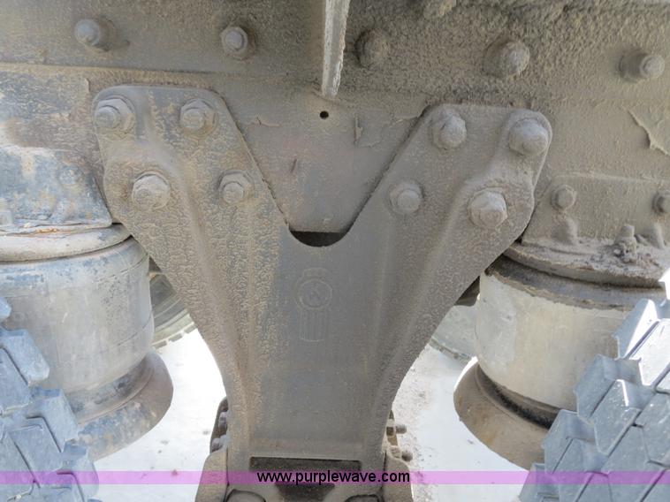 image for item B4895 2004 Kenworth T800 semi truck