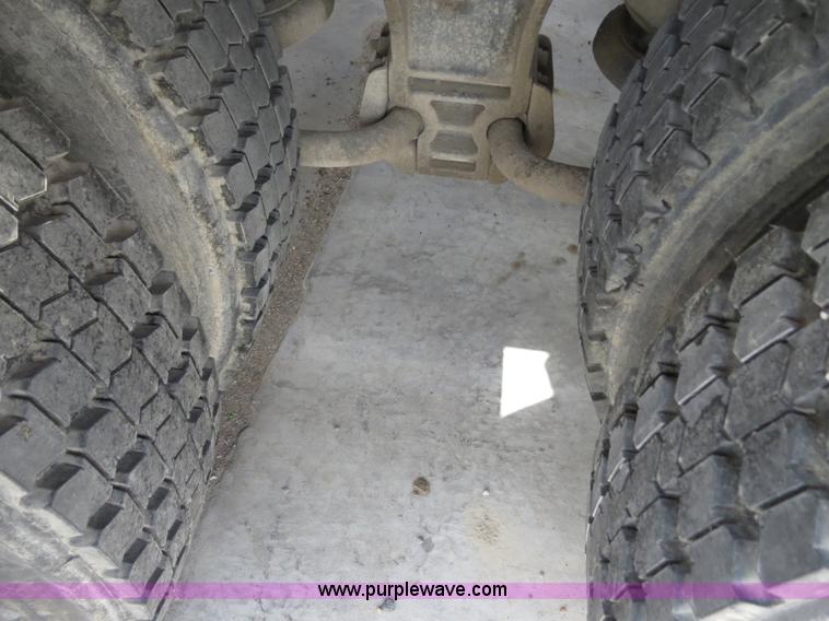 image for item B4895 2004 Kenworth T800 semi truck