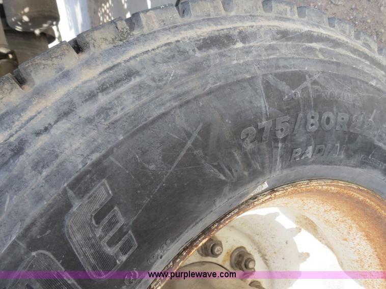 image for item B4895 2004 Kenworth T800 semi truck