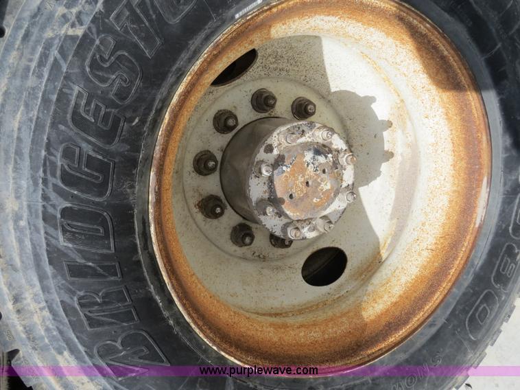 image for item B4895 2004 Kenworth T800 semi truck