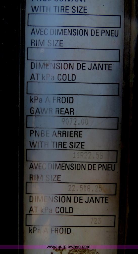 image for item B4895 2004 Kenworth T800 semi truck