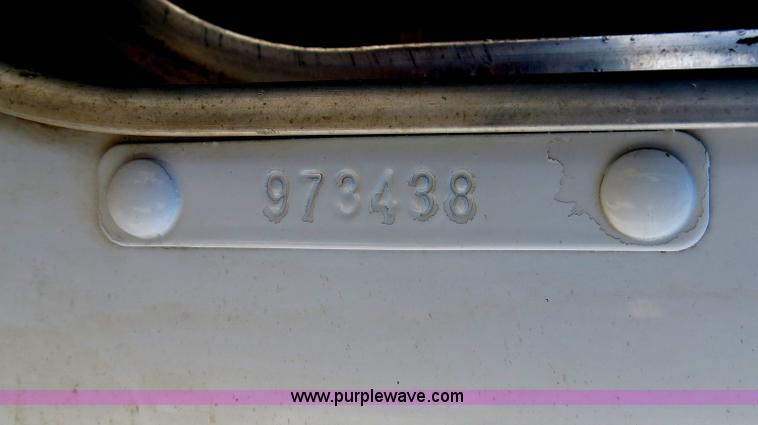 image for item B4895 2004 Kenworth T800 semi truck