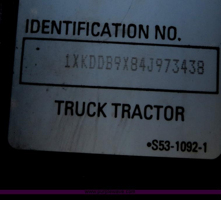 image for item B4895 2004 Kenworth T800 semi truck