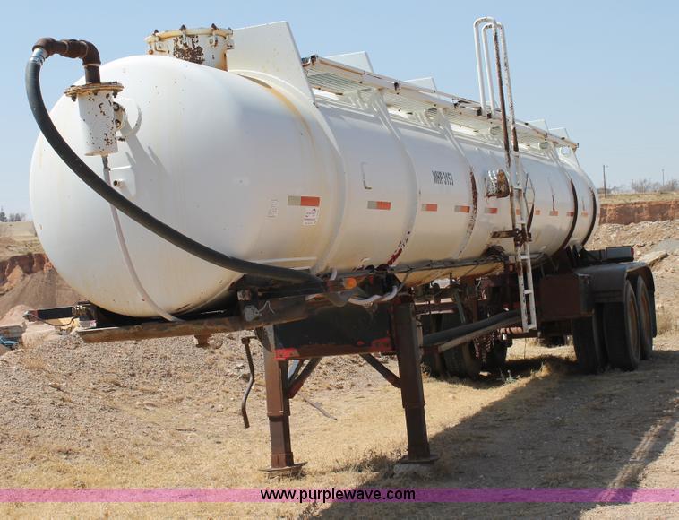 image for item C3788 1981 Trailmaster 100 barrel water tank trailer