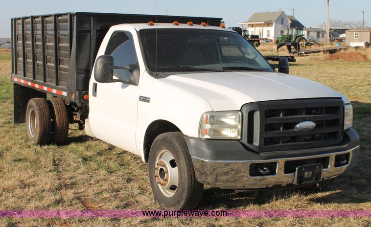 image for item C3795 2007 Ford F350 Super Duty dump bed truck