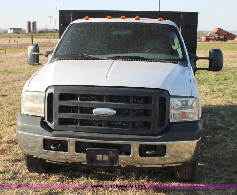 image for item C3795 2007 Ford F350 Super Duty dump bed truck