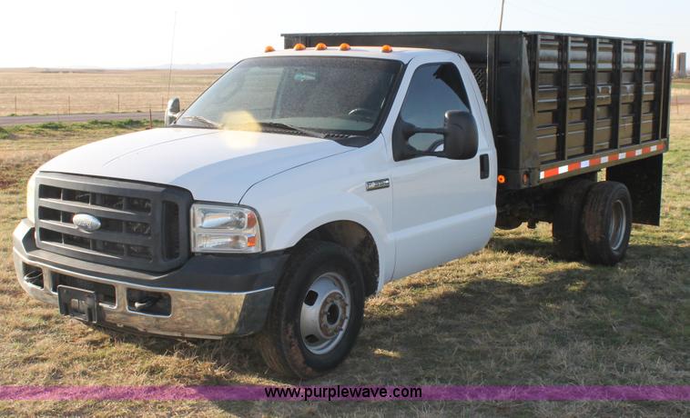 image for item C3795 2007 Ford F350 Super Duty dump bed truck