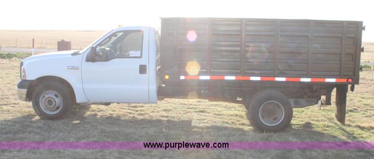 image for item C3795 2007 Ford F350 Super Duty dump bed truck