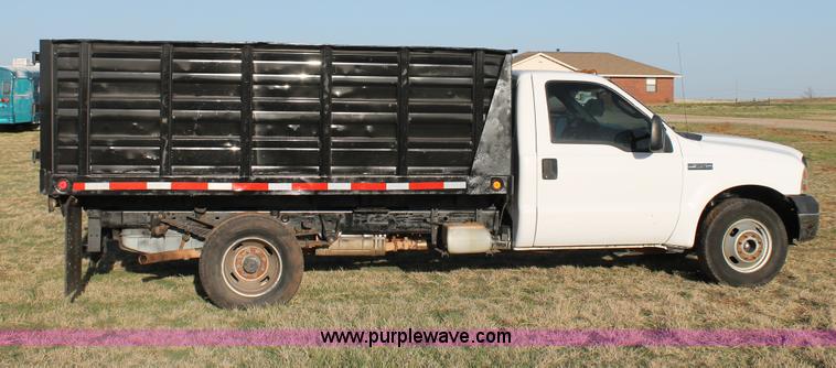 image for item C3795 2007 Ford F350 Super Duty dump bed truck