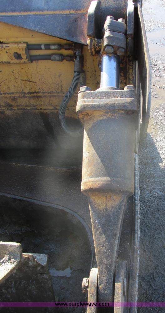 image for item E5307 1998 Caterpillar D6R LGP dozer