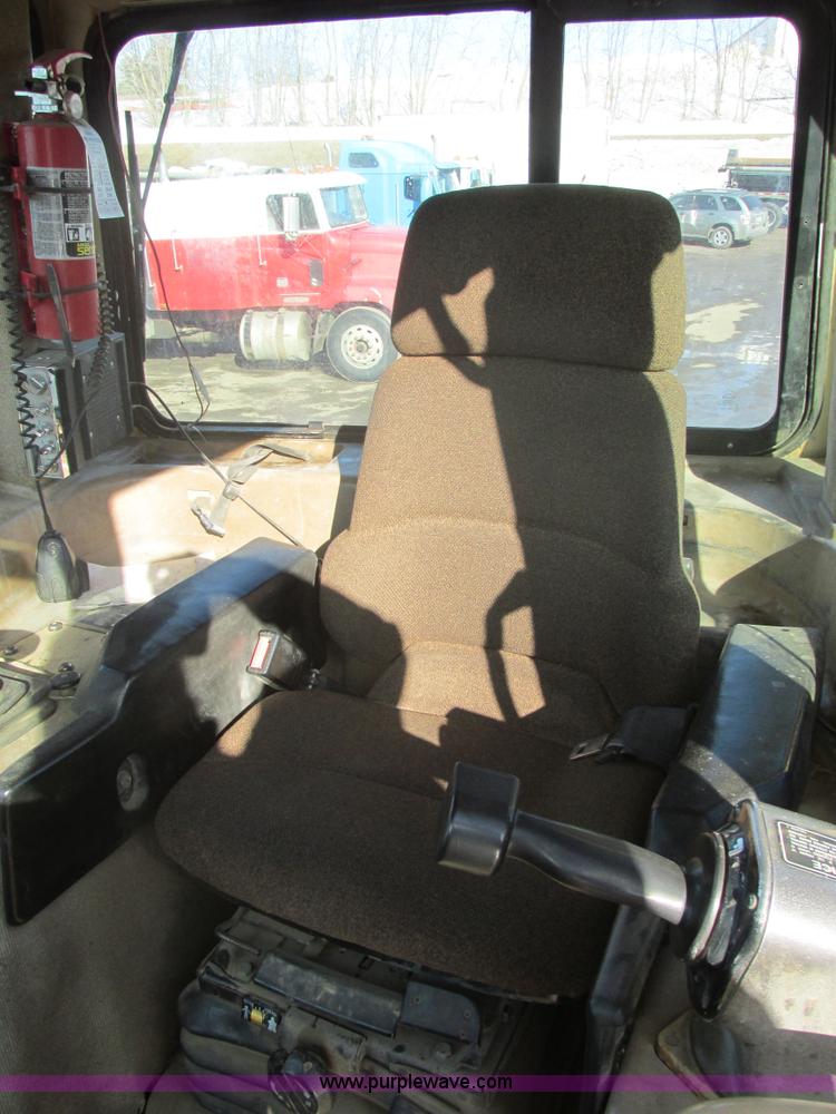 image for item E5307 1998 Caterpillar D6R LGP dozer