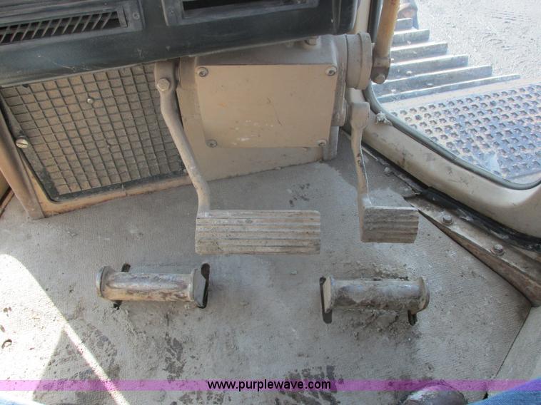 image for item E5307 1998 Caterpillar D6R LGP dozer