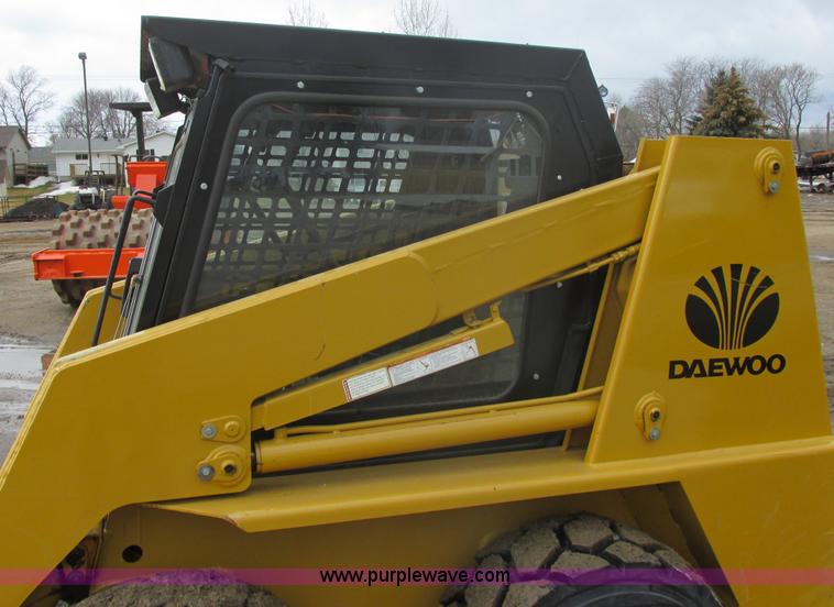 image for item E5309 1997 Daewoo DSL8D1 skid steer