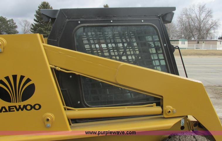 image for item E5309 1997 Daewoo DSL8D1 skid steer