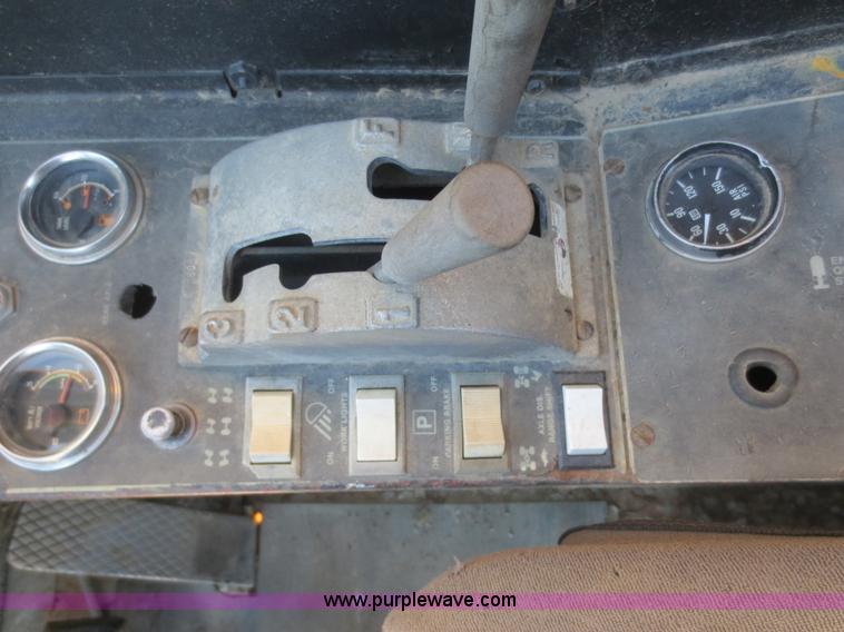 image for item F6844 1990 Lorain LRT275D crane