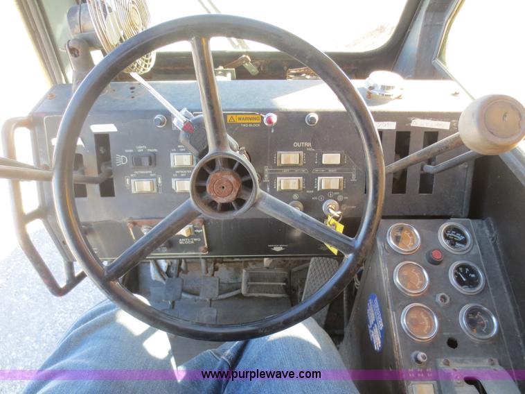 image for item F6844 1990 Lorain LRT275D crane