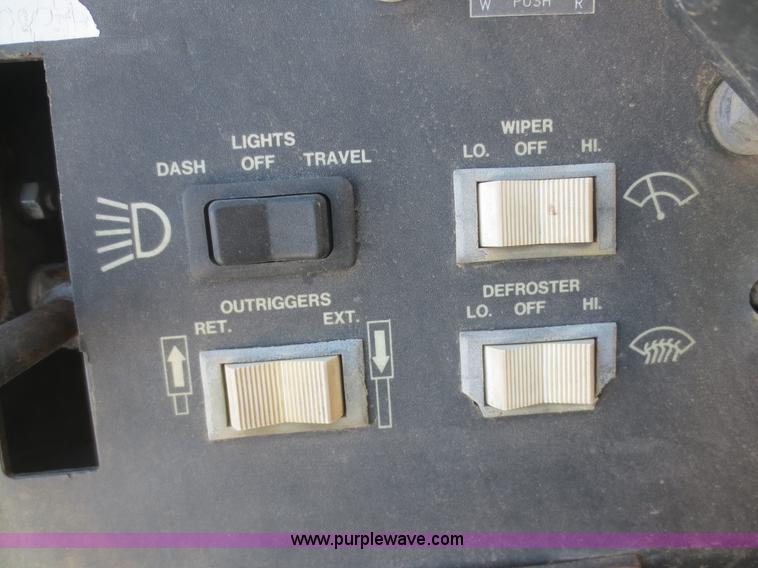 image for item F6844 1990 Lorain LRT275D crane