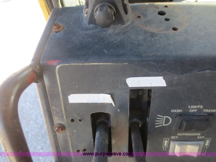 image for item F6844 1990 Lorain LRT275D crane