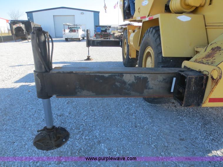 image for item F6844 1990 Lorain LRT275D crane