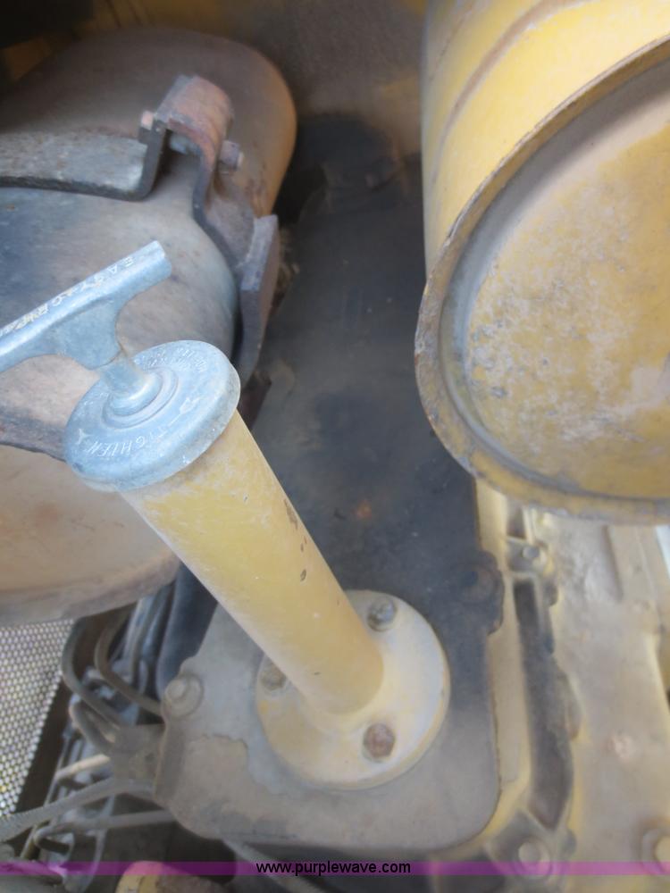 image for item F6851 1991 Caterpillar D4C dozer