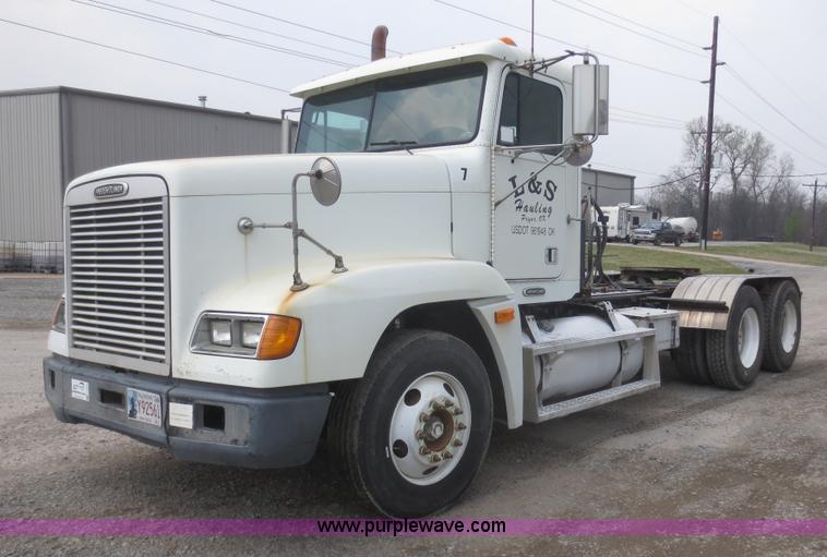 image for item F6852 1999 Freightliner FLD semi truck