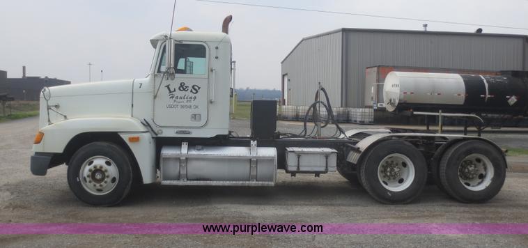 image for item F6852 1999 Freightliner FLD semi truck