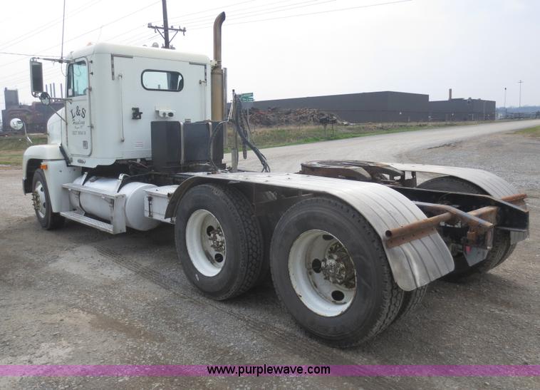 image for item F6852 1999 Freightliner FLD semi truck
