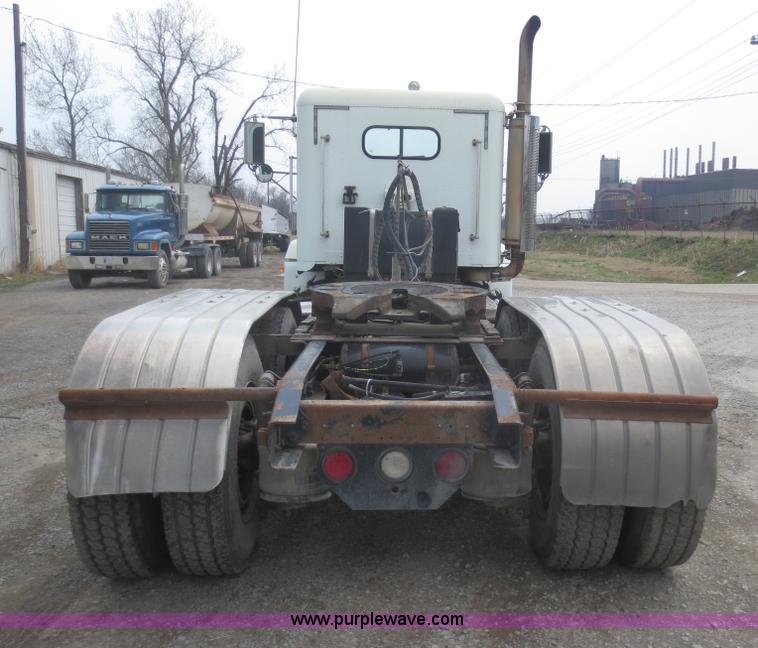 image for item F6852 1999 Freightliner FLD semi truck