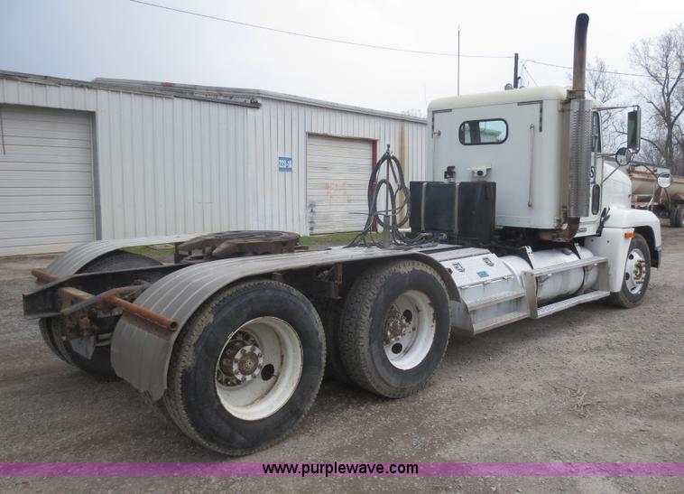 image for item F6852 1999 Freightliner FLD semi truck
