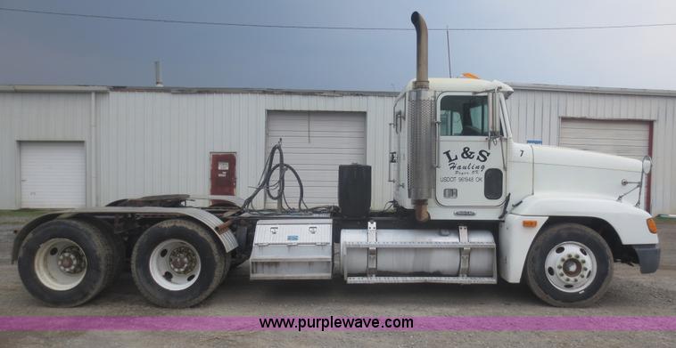 image for item F6852 1999 Freightliner FLD semi truck