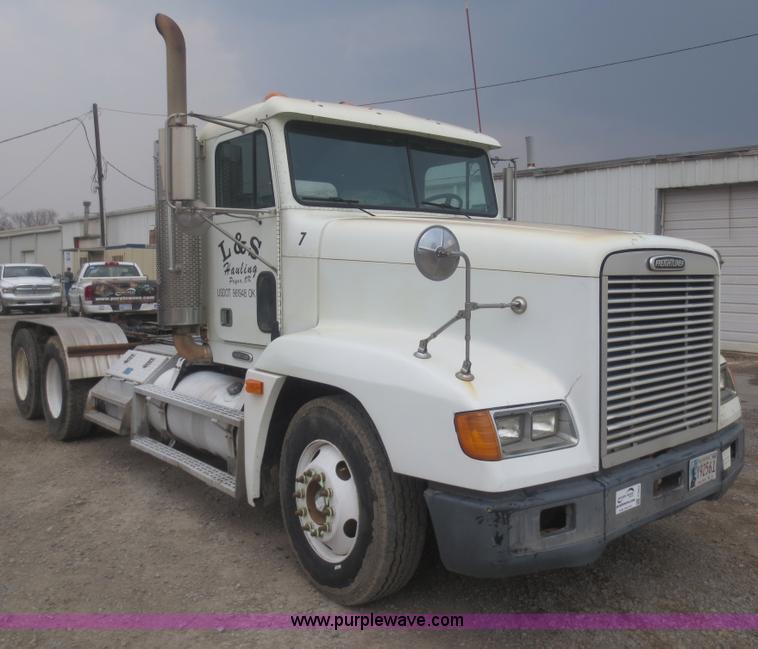 image for item F6852 1999 Freightliner FLD semi truck