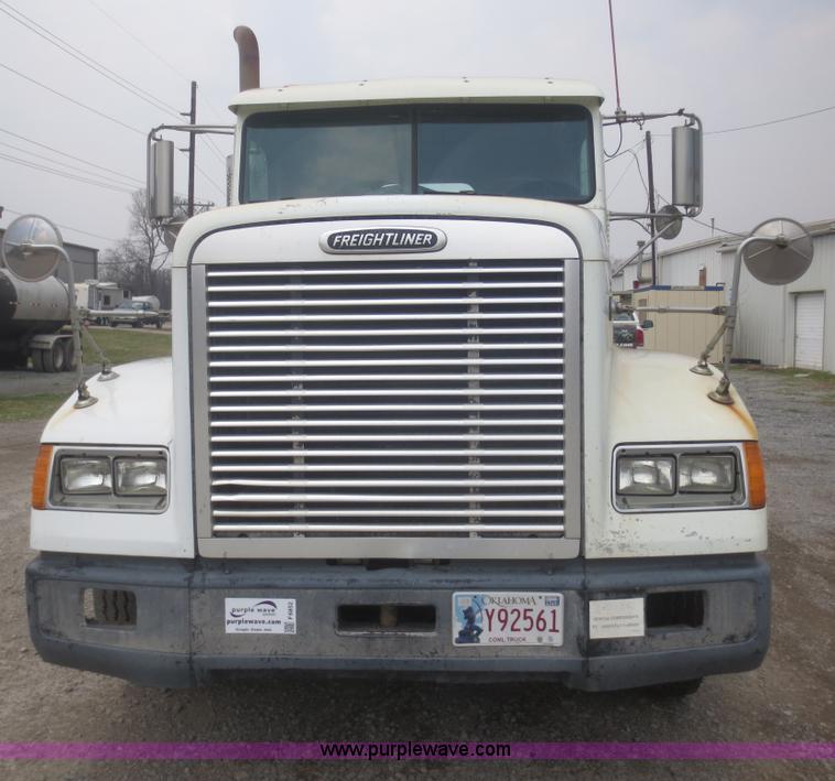 image for item F6852 1999 Freightliner FLD semi truck