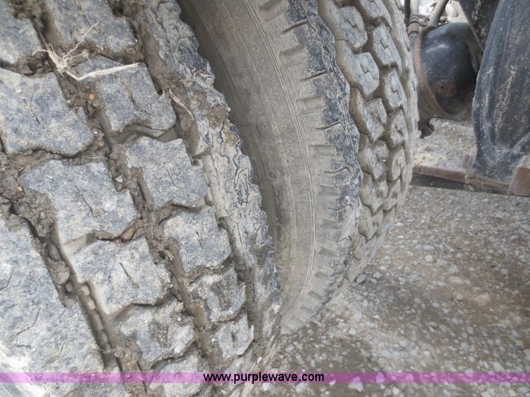 image for item F6852 1999 Freightliner FLD semi truck