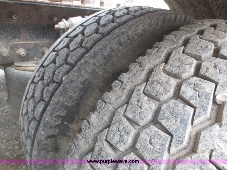 image for item F6852 1999 Freightliner FLD semi truck