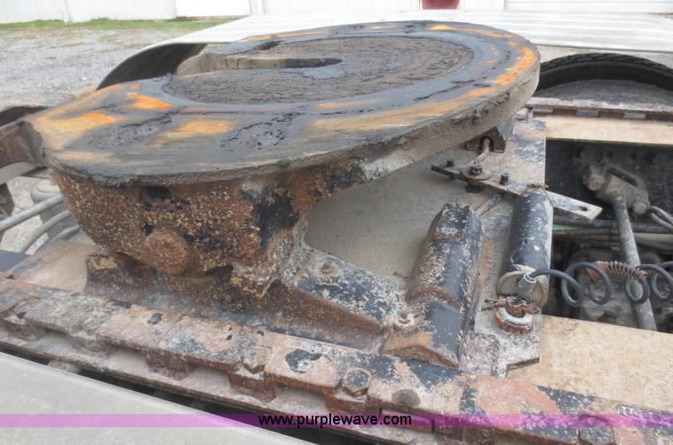 image for item F6852 1999 Freightliner FLD semi truck