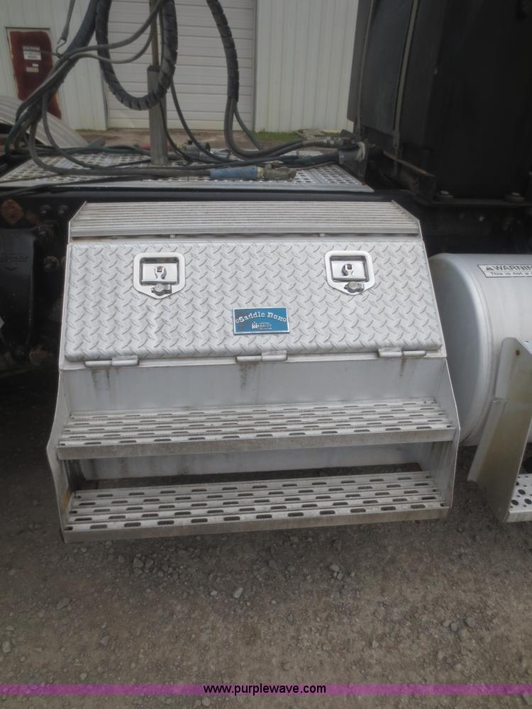 image for item F6852 1999 Freightliner FLD semi truck