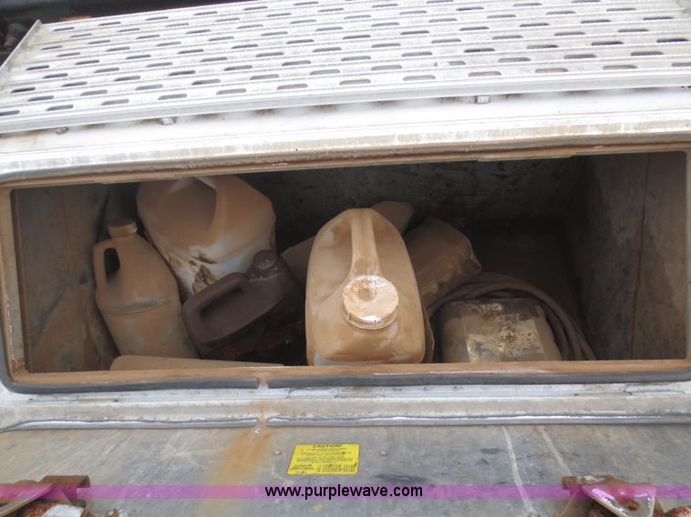 image for item F6852 1999 Freightliner FLD semi truck