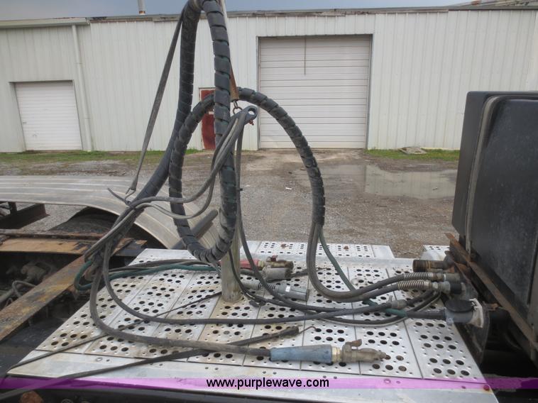 image for item F6852 1999 Freightliner FLD semi truck