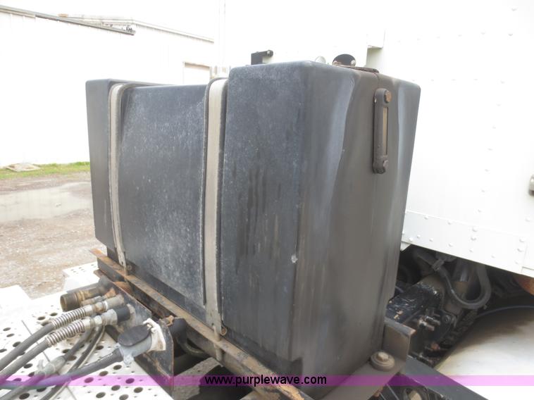 image for item F6852 1999 Freightliner FLD semi truck