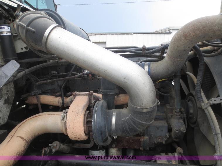 image for item F6852 1999 Freightliner FLD semi truck