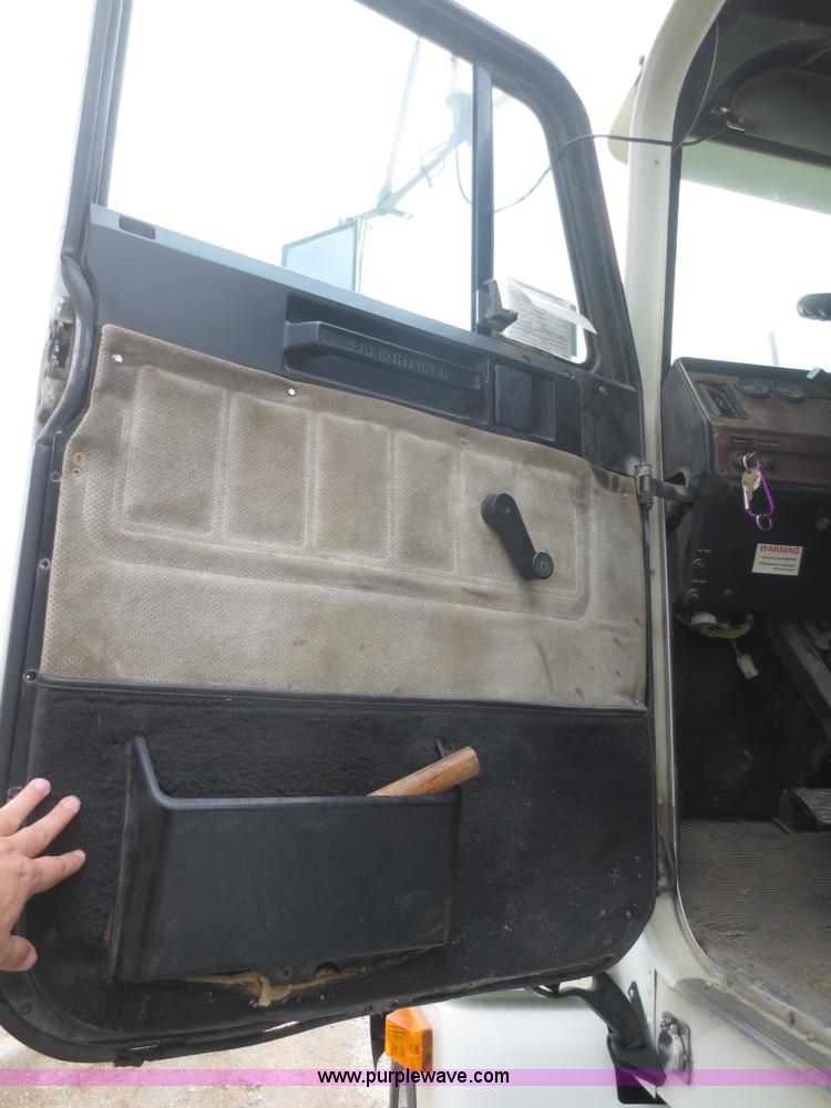 image for item F6852 1999 Freightliner FLD semi truck