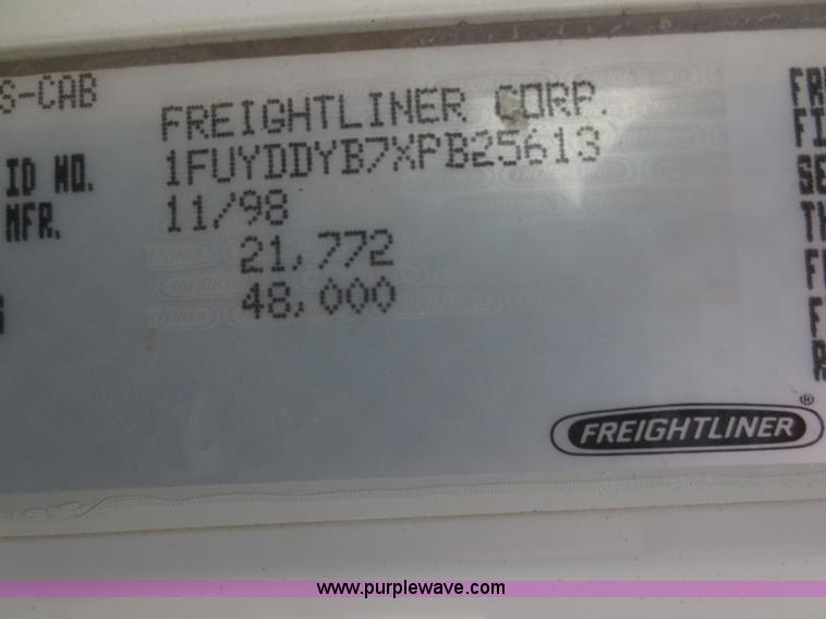 image for item F6852 1999 Freightliner FLD semi truck