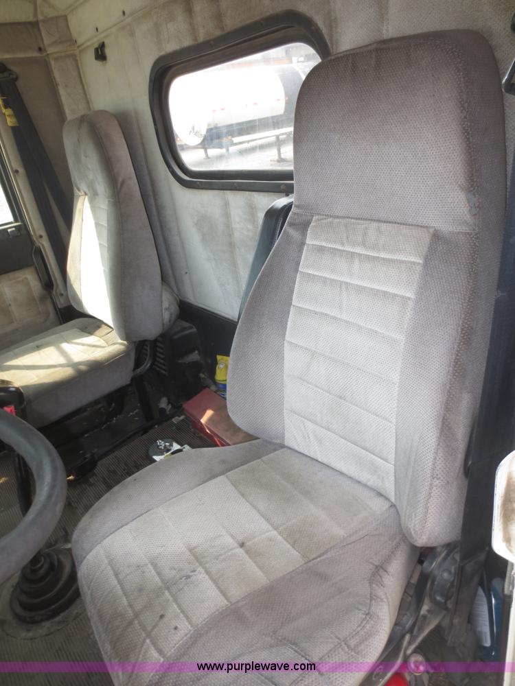 image for item F6852 1999 Freightliner FLD semi truck