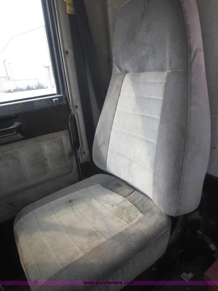 image for item F6852 1999 Freightliner FLD semi truck