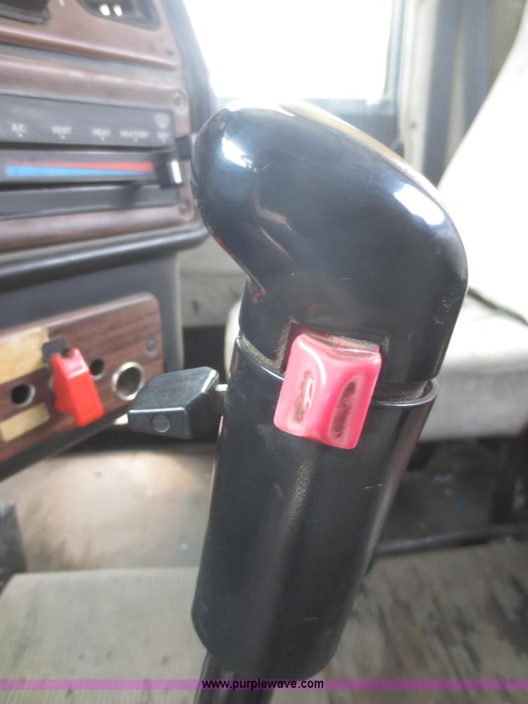 image for item F6852 1999 Freightliner FLD semi truck